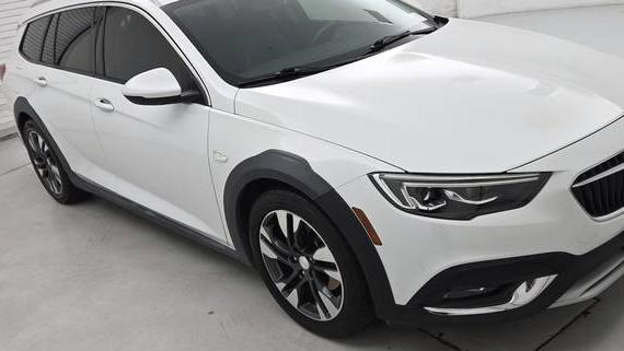 BUICK REGAL TOURX 2018 W04GV8SXXJ1177055 image